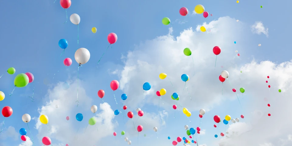 färgglada ballonger i luften