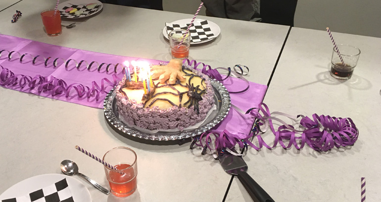 En födelsedagstårta och saftglas.